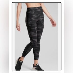 Athleta Ultimate Camo 7/8 Tights in Gray